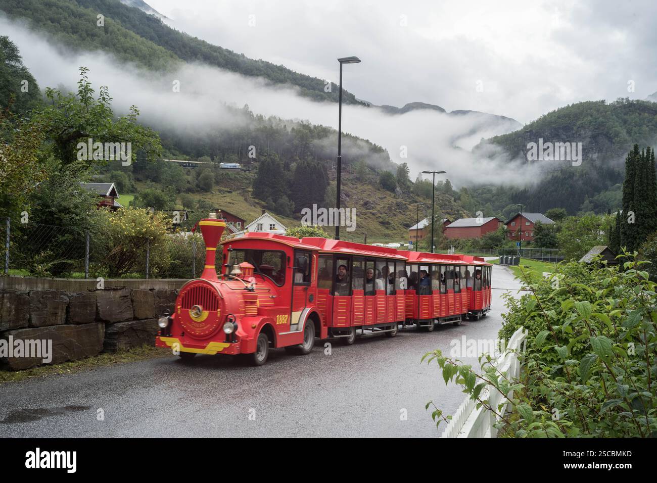 Le train routier RallarToget qui emmène les touristes du port à Flam Village, en Norvège Banque D'Images