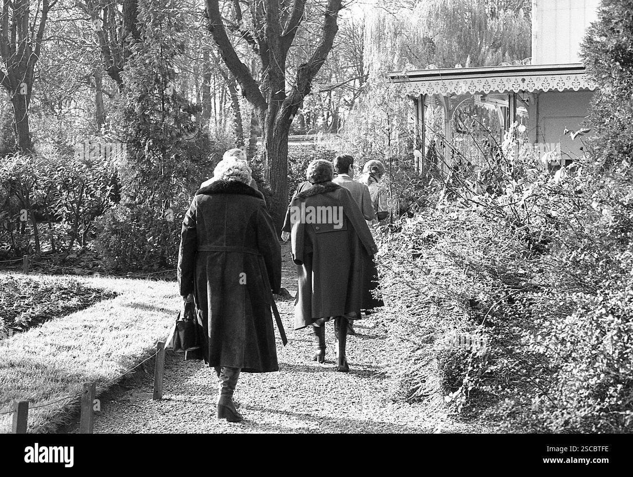 Les femmes avec des sacs à main et les manteaux au Bois de Vincennes à Paris. Banque D'Images