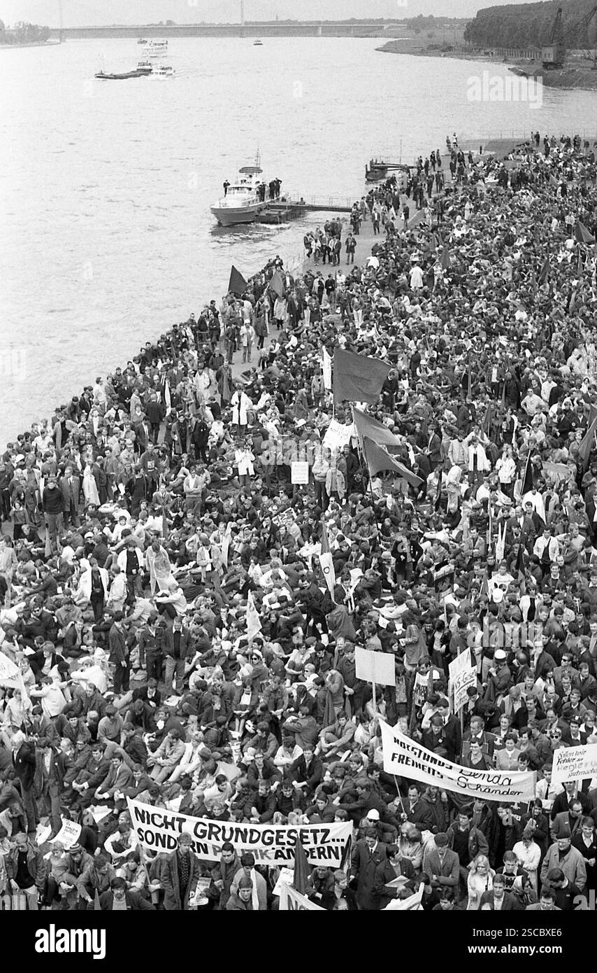 'Manifestation contre l'état d'urgence en mai. La photo montre des manifestants avec des banderoles (Nicht Grundgesetz ... sondern Politik aendern, ''ne pas changer les lois d'urgence ... changer la politique'') avec des drapeaux au bord de la rivière Rhin le 11 mai. 1968. » Banque D'Images