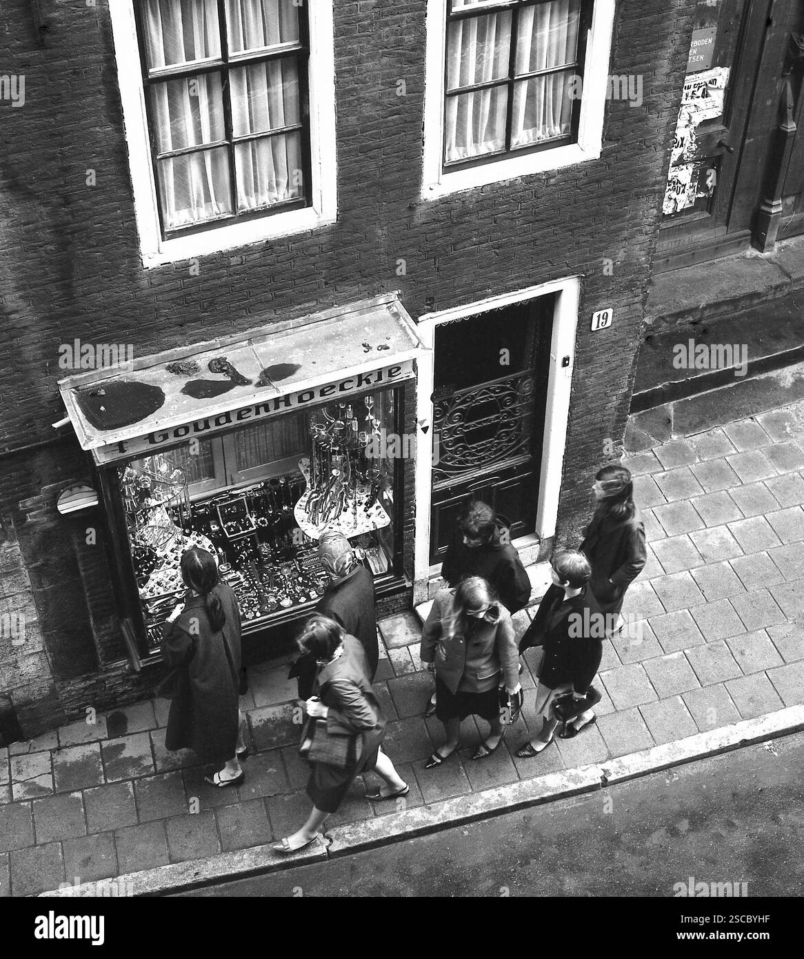 Passant devant une vitrine avec des bijoux (Gouden Hoeckje) à Amsterdam. Banque D'Images