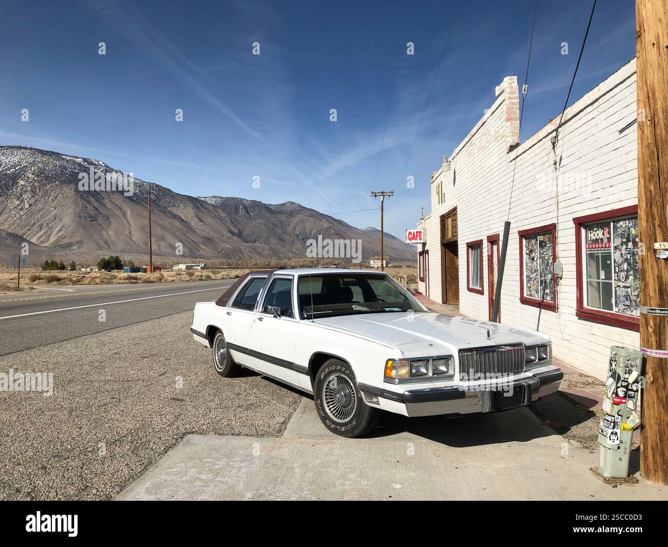 Vintage Mercury Grand Marquis sur Desert Highway à Olancha, CA Banque D'Images