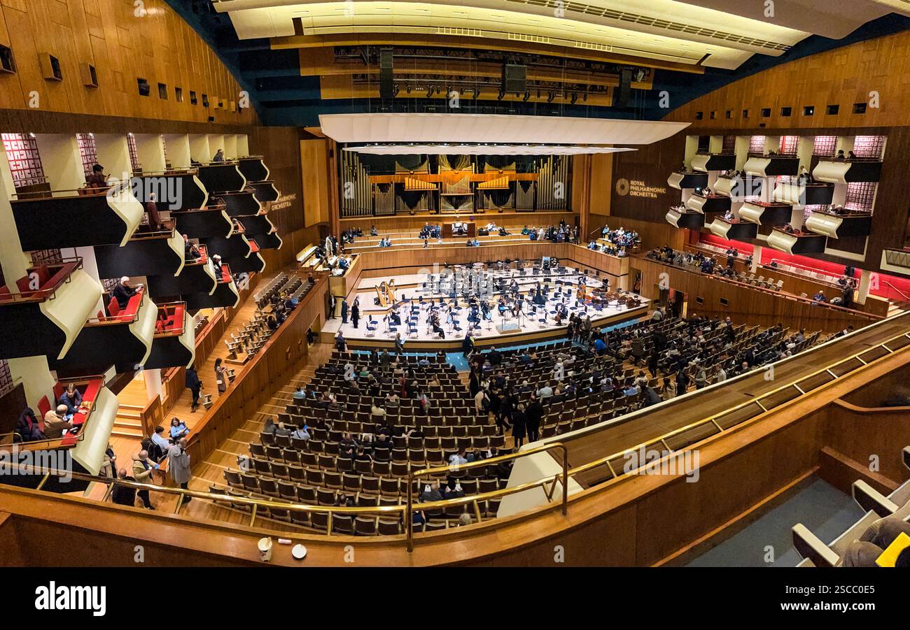 Une superbe vue panoramique à l'intérieur du célèbre auditorium Royal Festival Hall dans le Southbank Centre lors d'un concert de musique classique, situé dans le... Banque D'Images