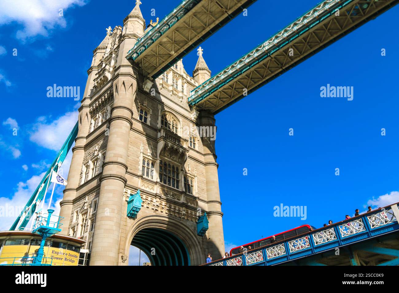 Vue pittoresque en bas angle sur le célèbre monument de Londres, le Tower Bridge, y compris l'une des tours du pont et les allées de haut niveau. Banque D'Images