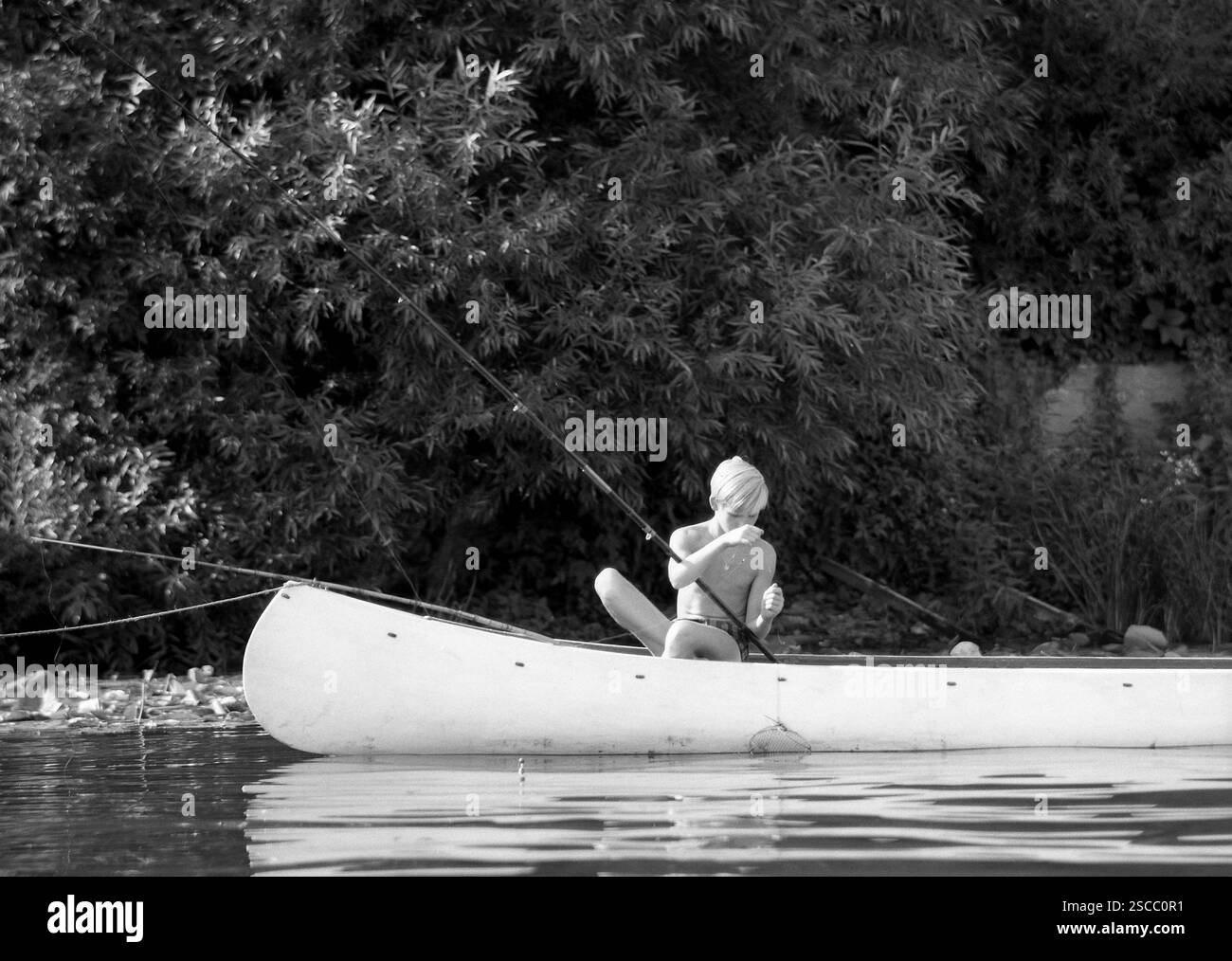 Garçon de pêche en canoë sur la rivière Havel à Berlin. Banque D'Images