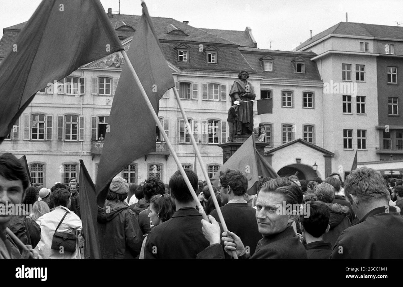 Manifestation contre les actes d'urgence en mai. L'image montre les manifestants avec des drapeaux sur Muensterplatz Bonn le 11 mai. 1968. Banque D'Images
