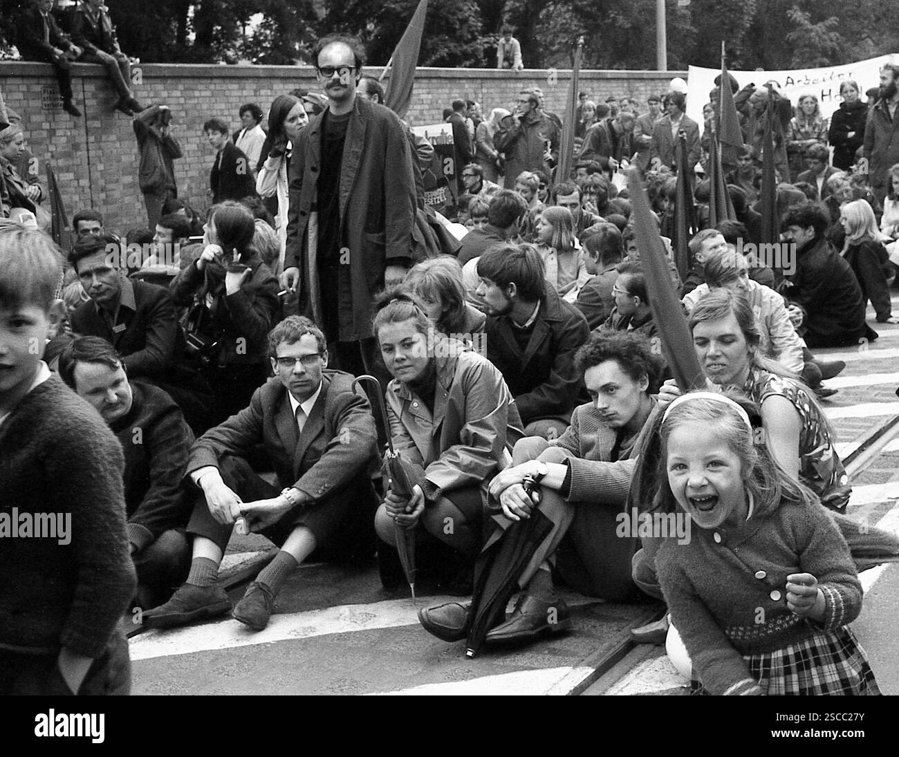 Manifestation contre les actes d'urgence en mai. L'image montre les manifestants avec des drapeaux et des parasols et devant un enfant rire à Bonn le 11 mai. 1968. Banque D'Images