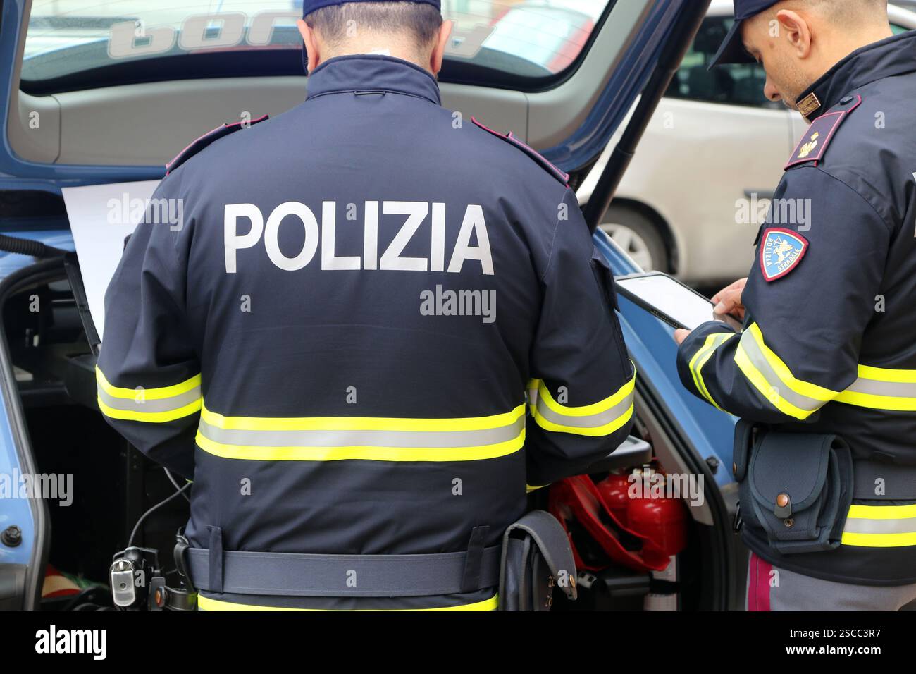 Officier de police d'État italien de Polizia Stradale en service Banque D'Images