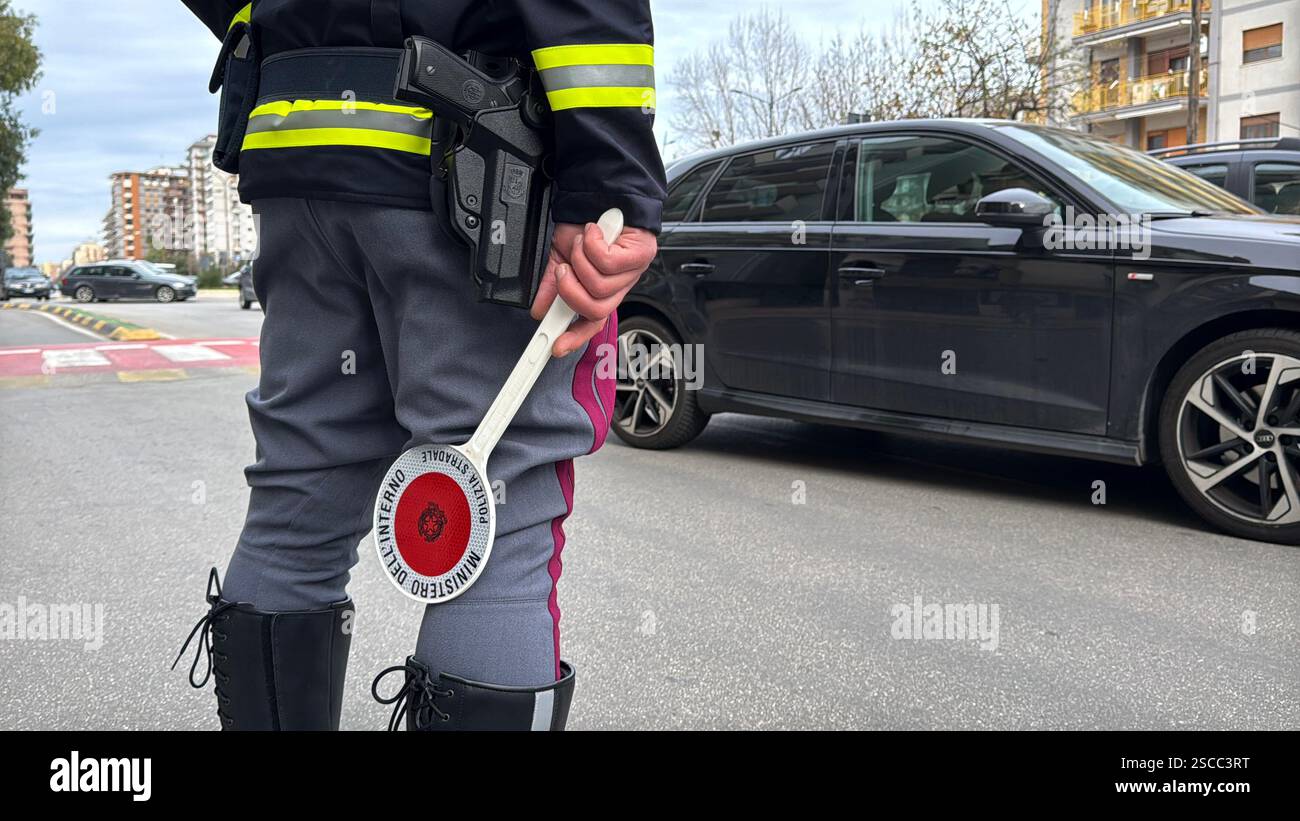 Officier de police d'État italien de Polizia Stradale en service Banque D'Images