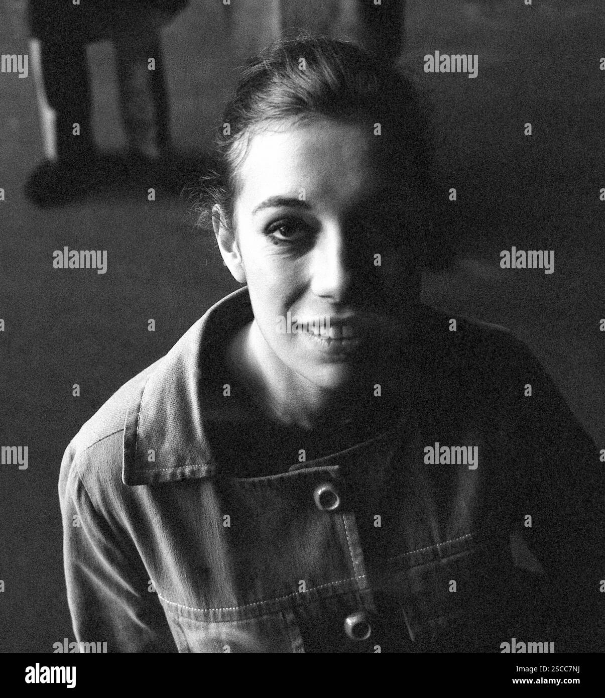 Une femme à Paris. Banque D'Images