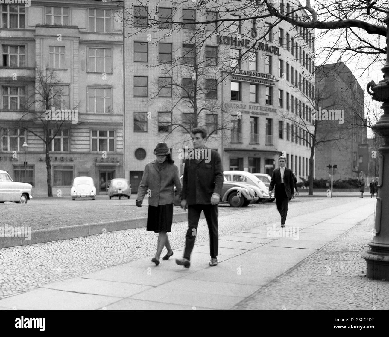 Vue sur le coin de la rue Hardenbergstraße-Fasanenstraße à Berlin. [traduction automatique] Banque D'Images