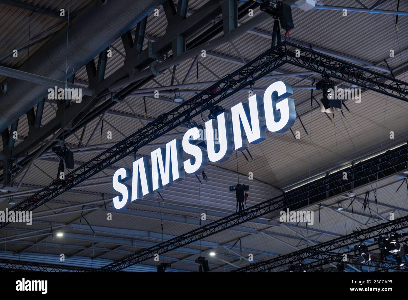ISE 2025 (Integrated Systems Europe). Logo Samsung lors du salon ISE ...
