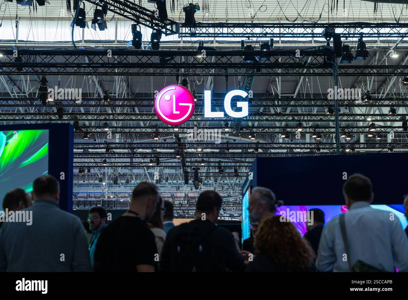 ISE 2025 (Integrated Systems Europe). Logo LG lors du salon ISE 2025 à ...