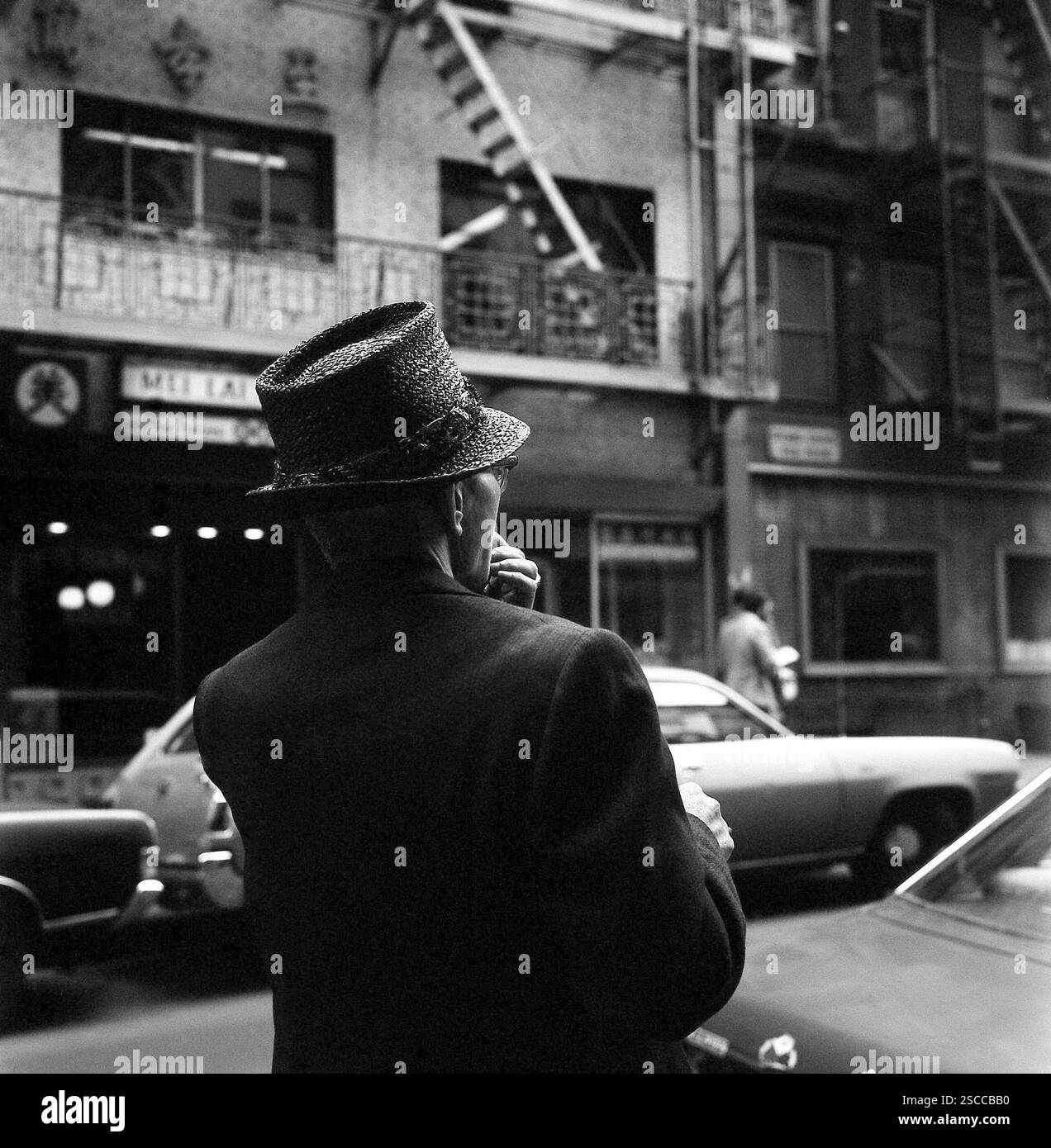 Un homme avec le chapeau à Chinatown à New York. Banque D'Images