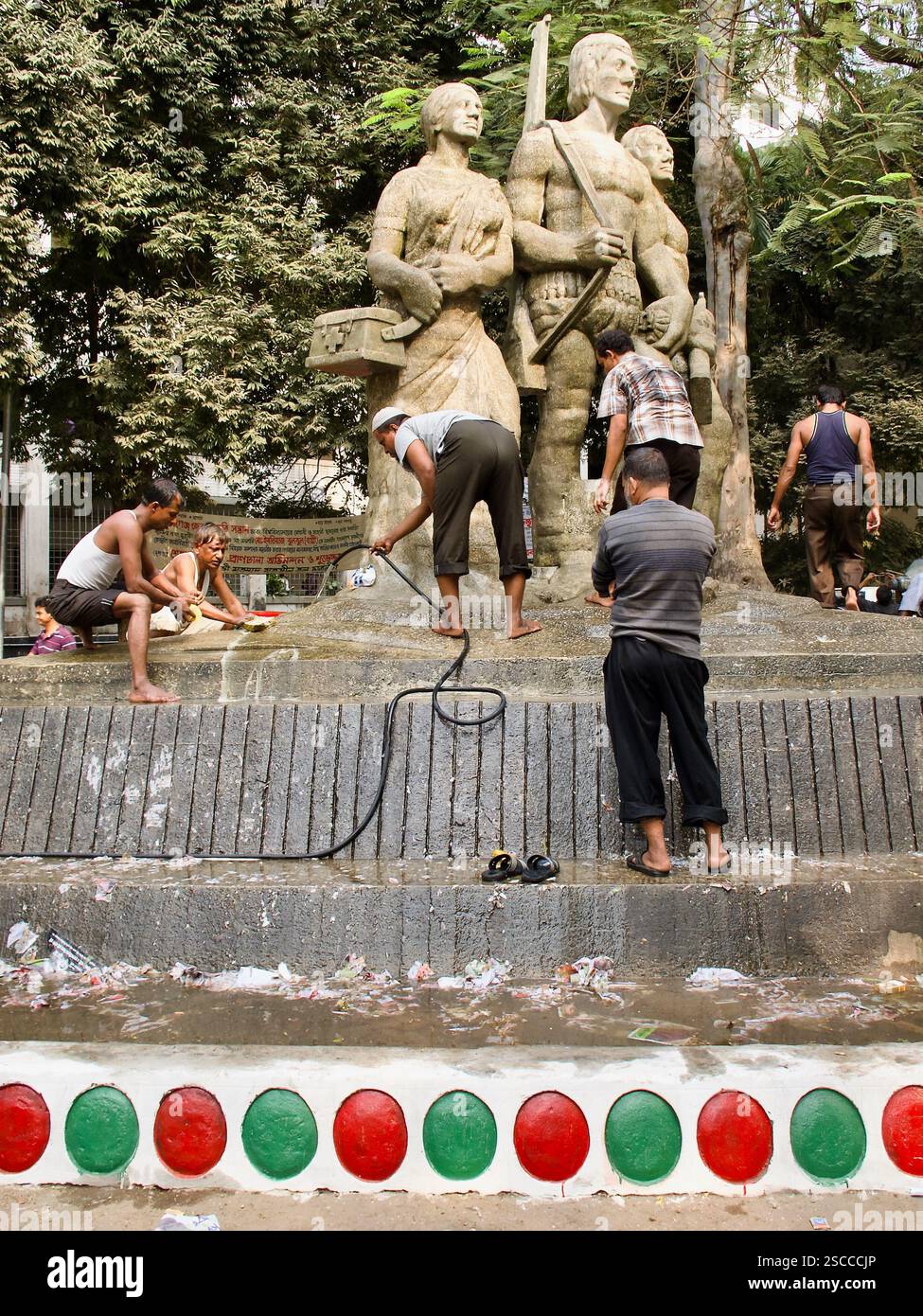 Nettoyage et entretien du monument Aporajeyo Bangla à l'Université de Dhaka, hommage à la guerre de libération du Bangladesh de 1971. Banque D'Images