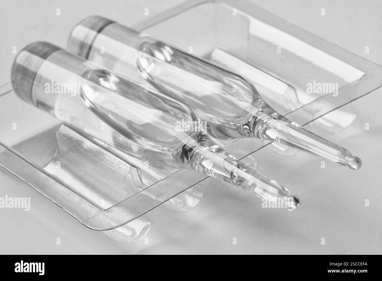 ampoules médicales avec des médicaments et des médicaments sur un fond blanc Banque D'Images