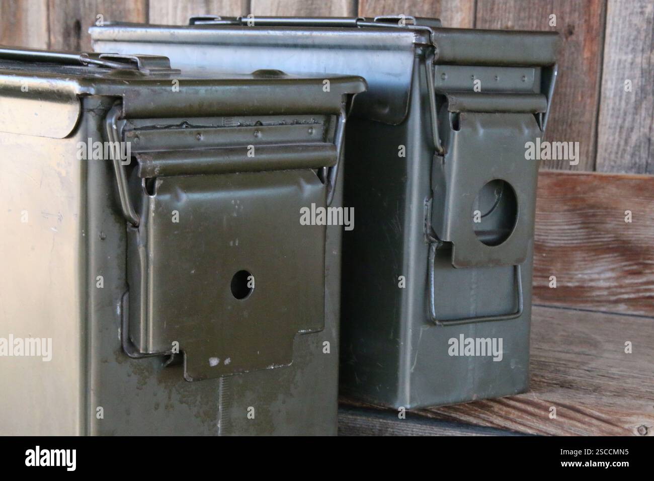 Deux conteneurs de boîtes à munitions de style militaire en vert OD. Banque D'Images