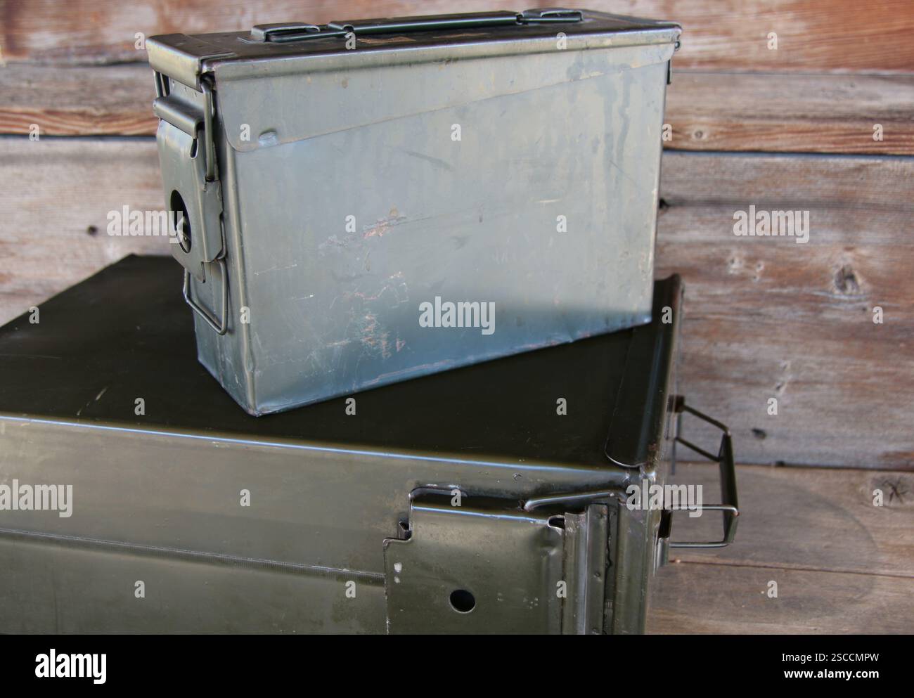 Deux conteneurs de boîtes à munitions de style militaire en vert OD. Banque D'Images