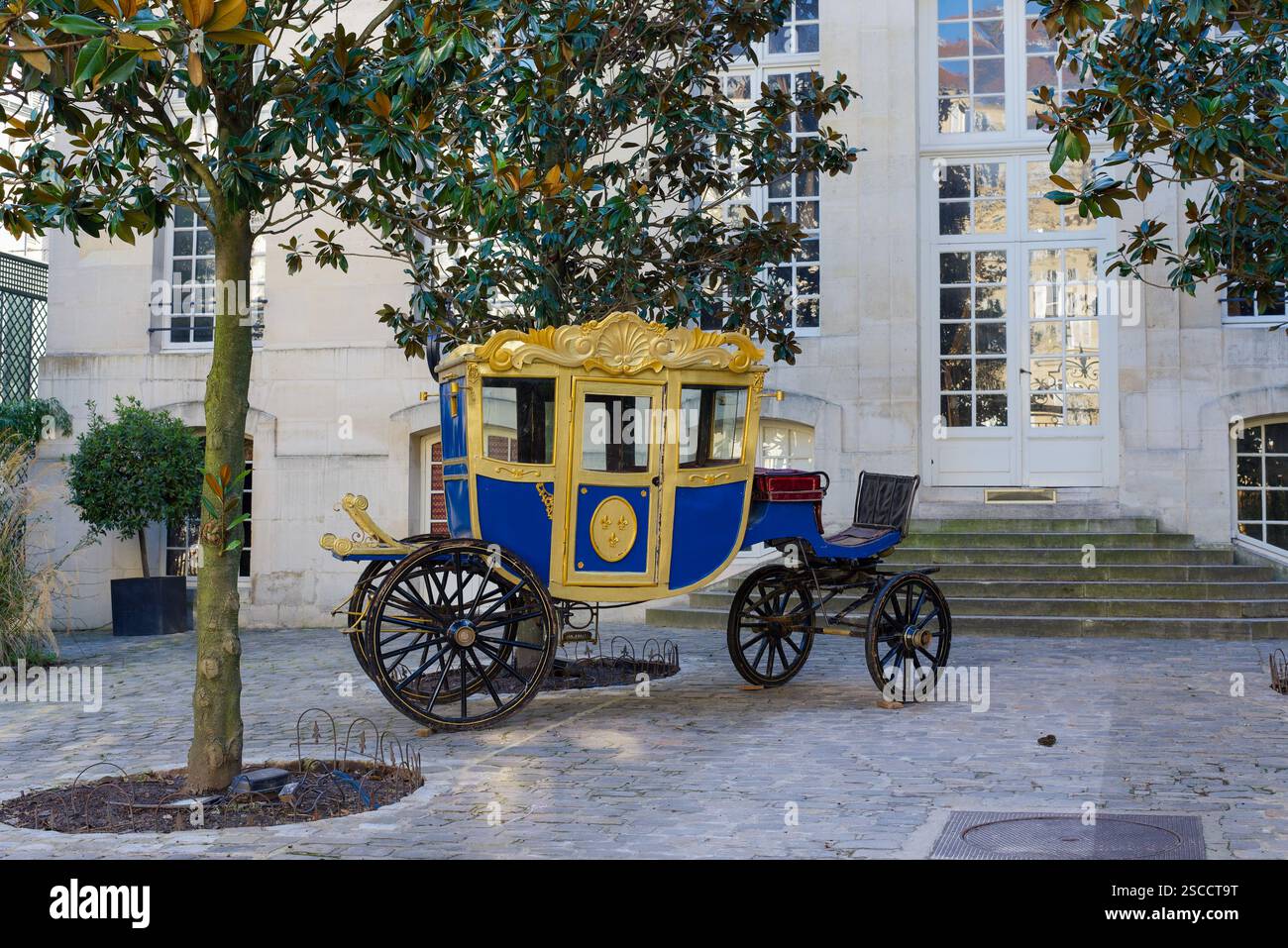 Paris, France, 02.02.2025 Carrosse d'or et bleue dans la cour du Grand Hôtel des Reves dans le 5ème arrondissement de Paris Banque D'Images
