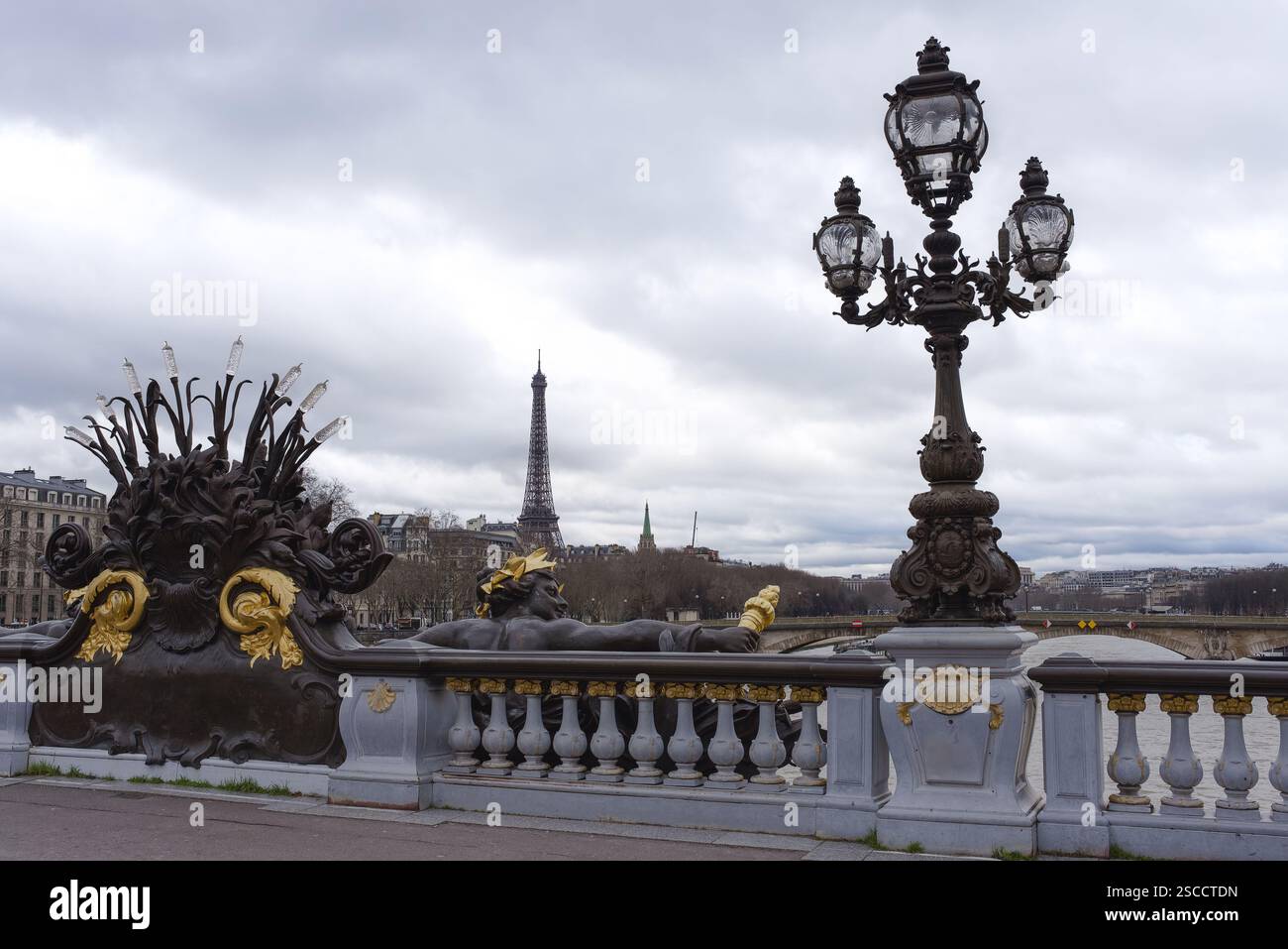 Magnifique Pont Alexandre III avec en arrière-plan la Tour Eiffel par un jour d'hiver nuageux Banque D'Images