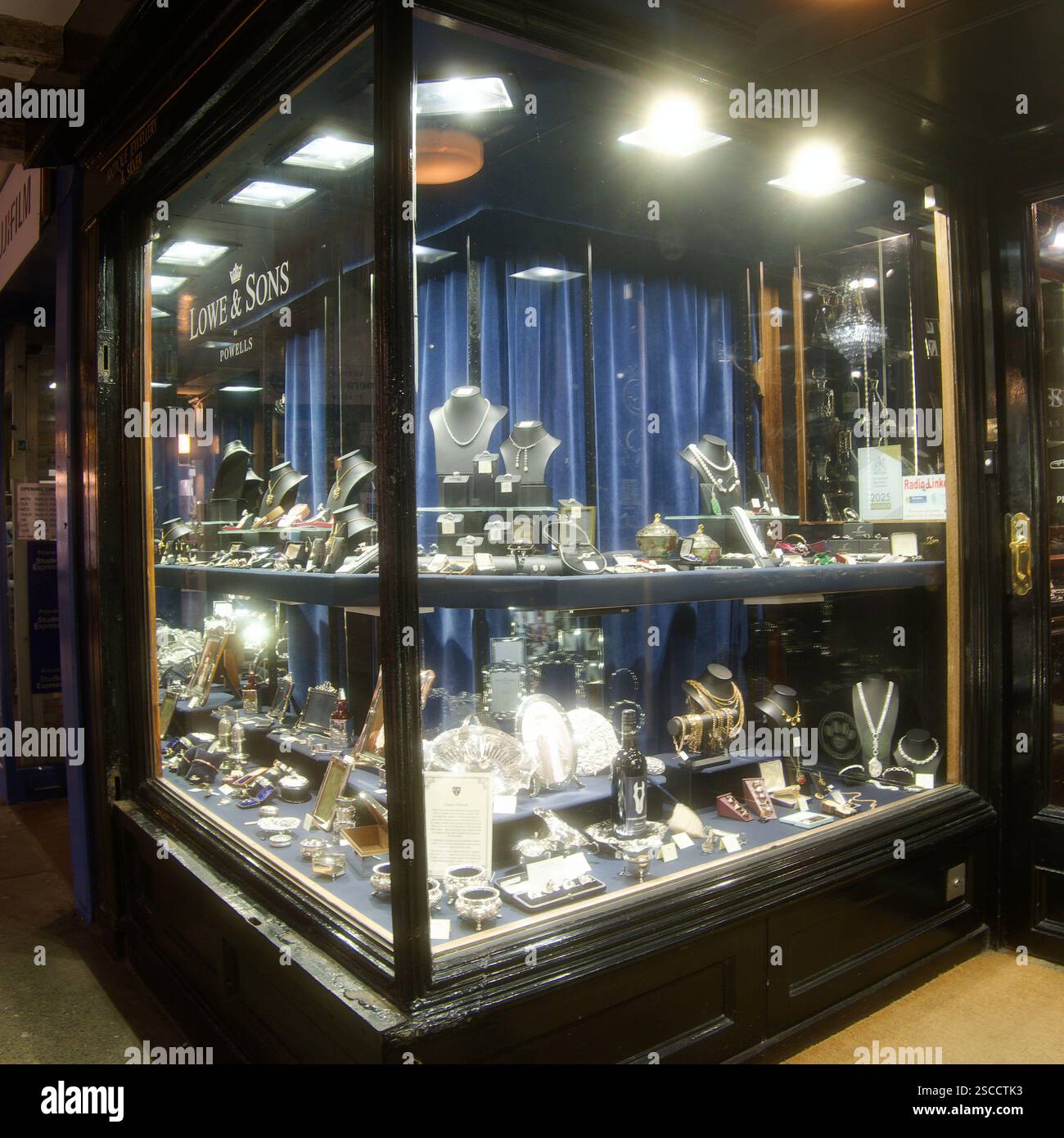 Lumières dans une vitrine de bijoutier Banque D'Images