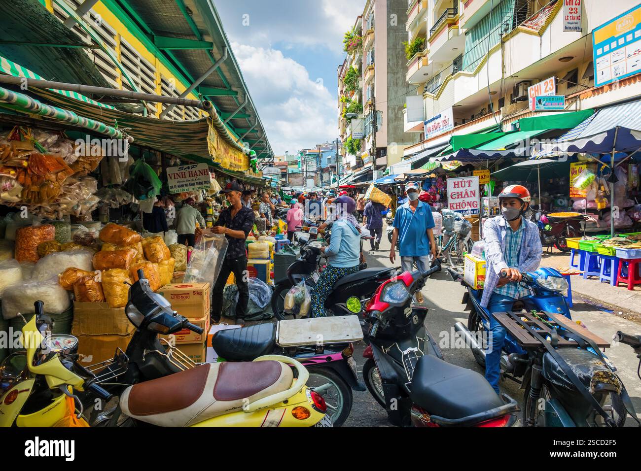Les gens magasinent au marché Binh Tay, quartier Cholon, Ho Chi Minh ville, Vietnam Banque D'Images
