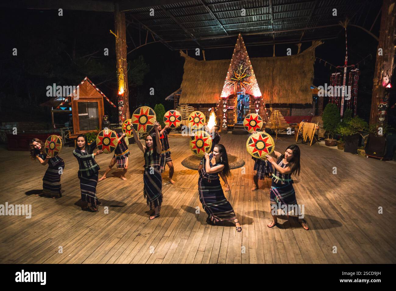 Dalat, Vietnam. 26 novembre 2014. Spectacle nocturne autour du feu de camp avec danses vietnamiennes nationales Banque D'Images