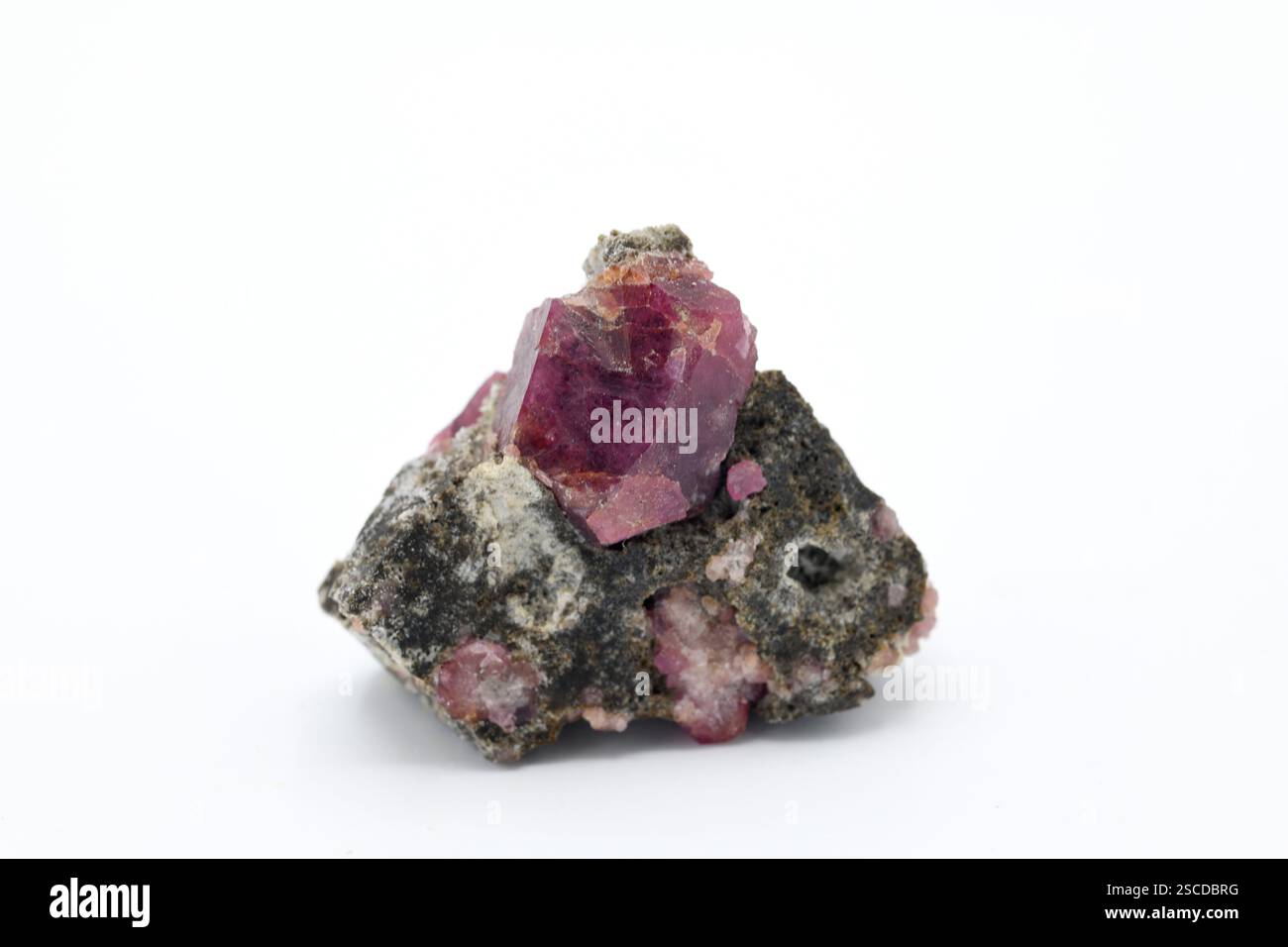 Grossular est une sorte de grenat utilisé comme pierre précieuse. Grossular est un silicate de calcium et d'aluminium. Banque D'Images