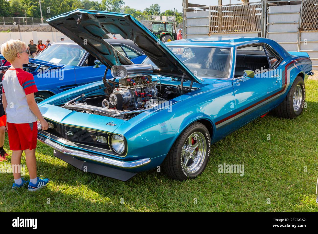 Un coupé Camaro SS bleu 1968 de Chevrolet exposé dans un salon automobile au parc d'expositions du comté d'Allen près de Fort Wayne, Indiana, États-Unis. Banque D'Images