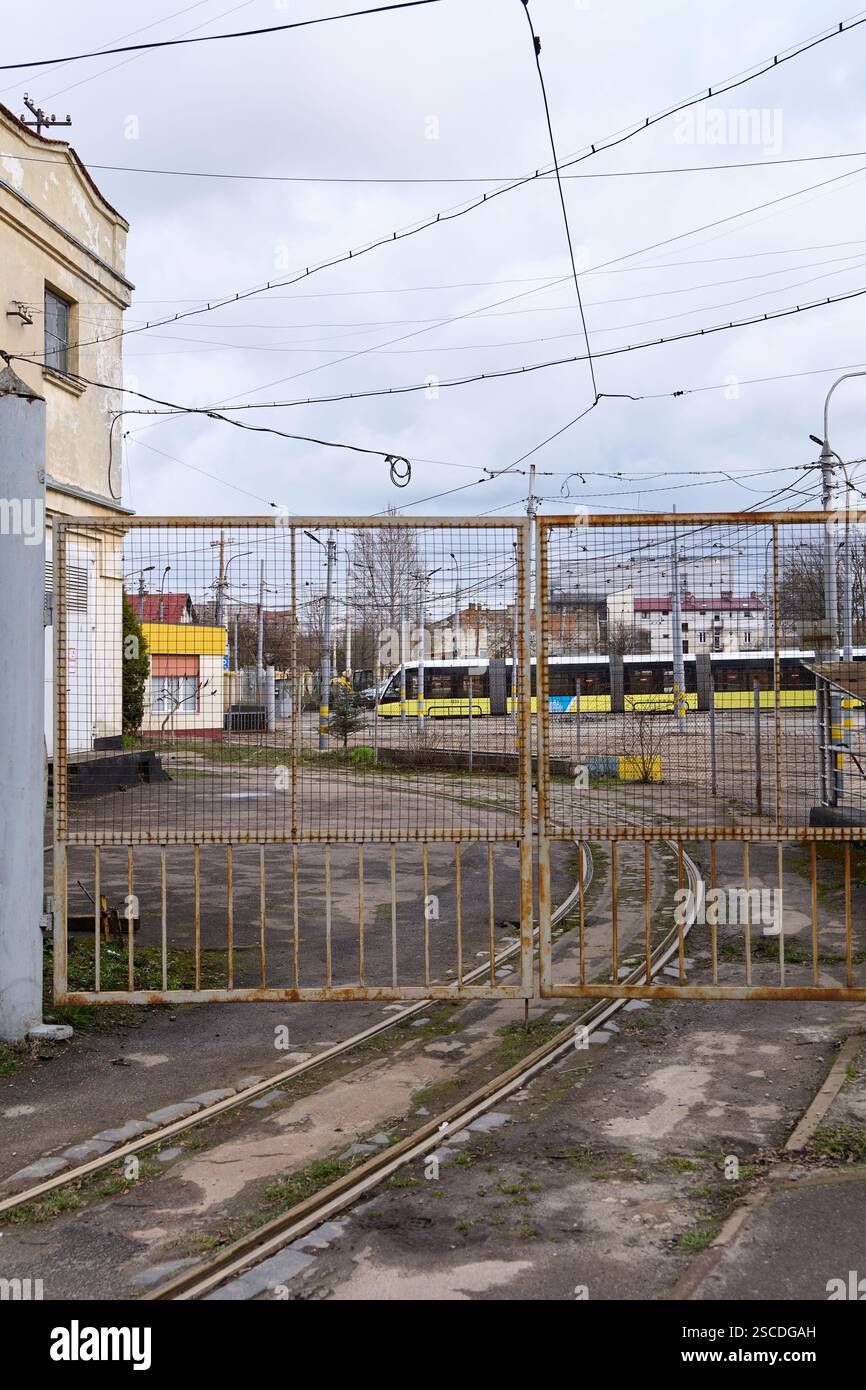 Lviv, Ukraine – 24.03.2024 : porte fermée à la voie d’entrée du dépôt de tramways n° 1 Banque D'Images
