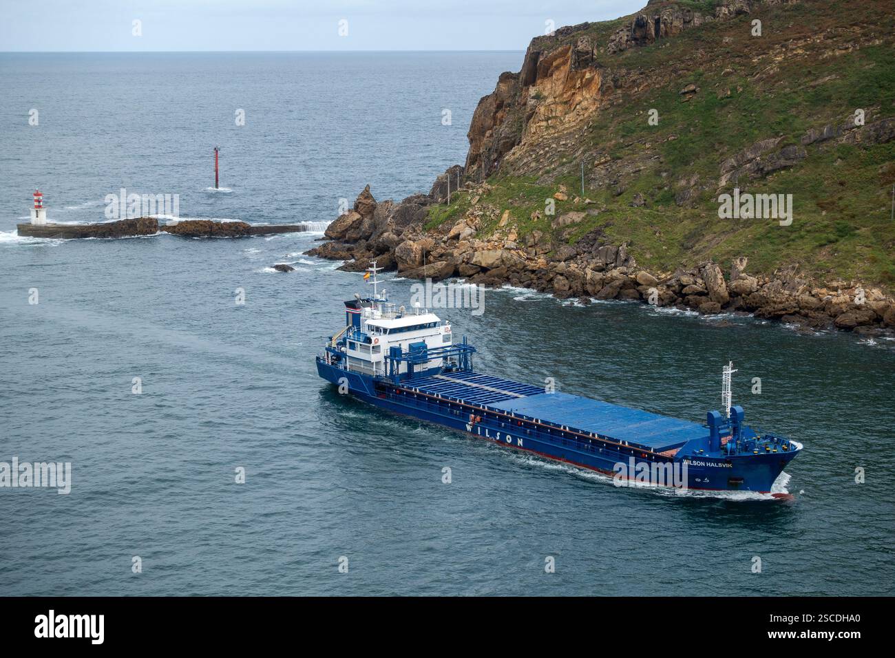Le cargo Wilson Halsvik navigue le long de la côte près de Pasaia Espagne par une journée calme au pays Basque, Espagne Banque D'Images