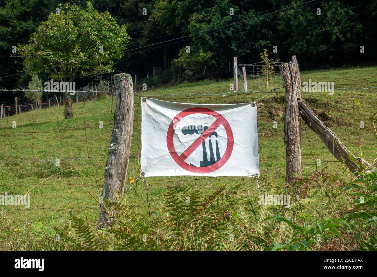 Un panneau de premier plan affiché à Pasaia fait campagne contre la construction d'une centrale électrique locale au pays Basque, en Espagne Banque D'Images