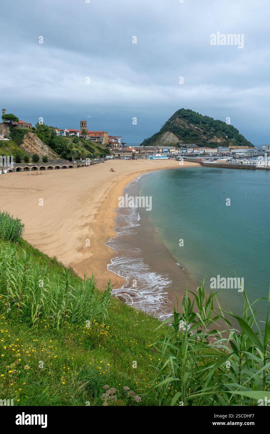 Belle plage Getaria sur le Camino Norte, montrant le port de la ville et San Anton Mendia à Gipuzkoa, pays Basque, Espagne Banque D'Images