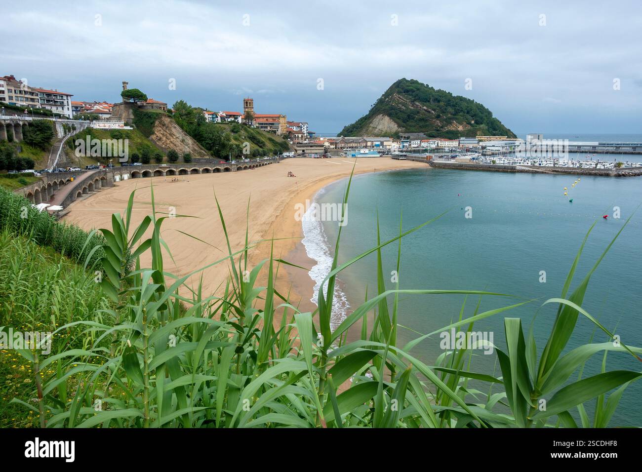 Belle plage Getaria sur le Camino Norte, montrant le port de la ville et San Anton Mendia à Gipuzkoa, pays Basque, Espagne Banque D'Images