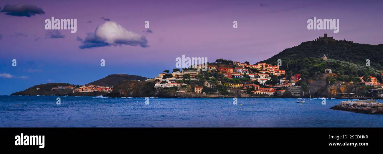 Coucher de soleil, crépuscule sur Colllioure, plage de Port d'Avall, Fort Saint Elme & la mer méditéranéenne, panorama Sud Ouest de la France Banque D'Images