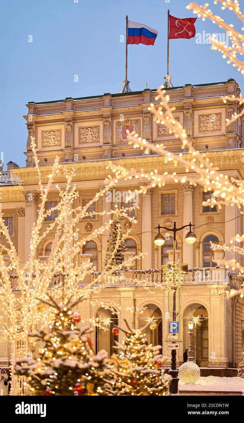 Russie,. Pétersbourg, 30 décembre 2023 : une ville du nouvel an enneigée décorée pour la célébration de la nouvelle année, drapeaux sur le législatif Banque D'Images