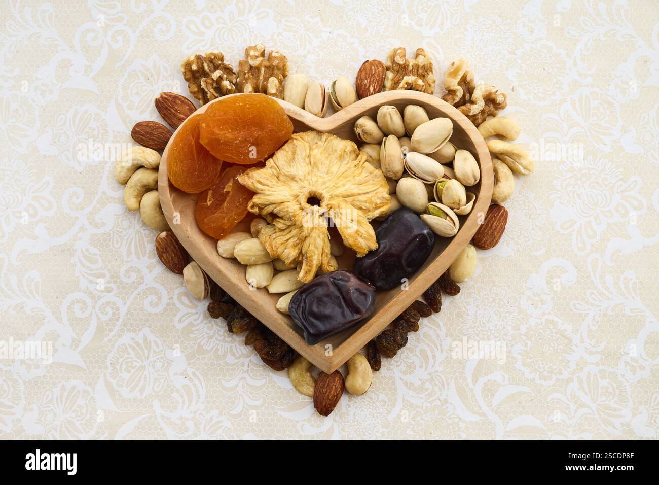 Concept de la fête juive tu Bishvat. Arrangement en forme de coeur de fruits secs et de noix Banque D'Images