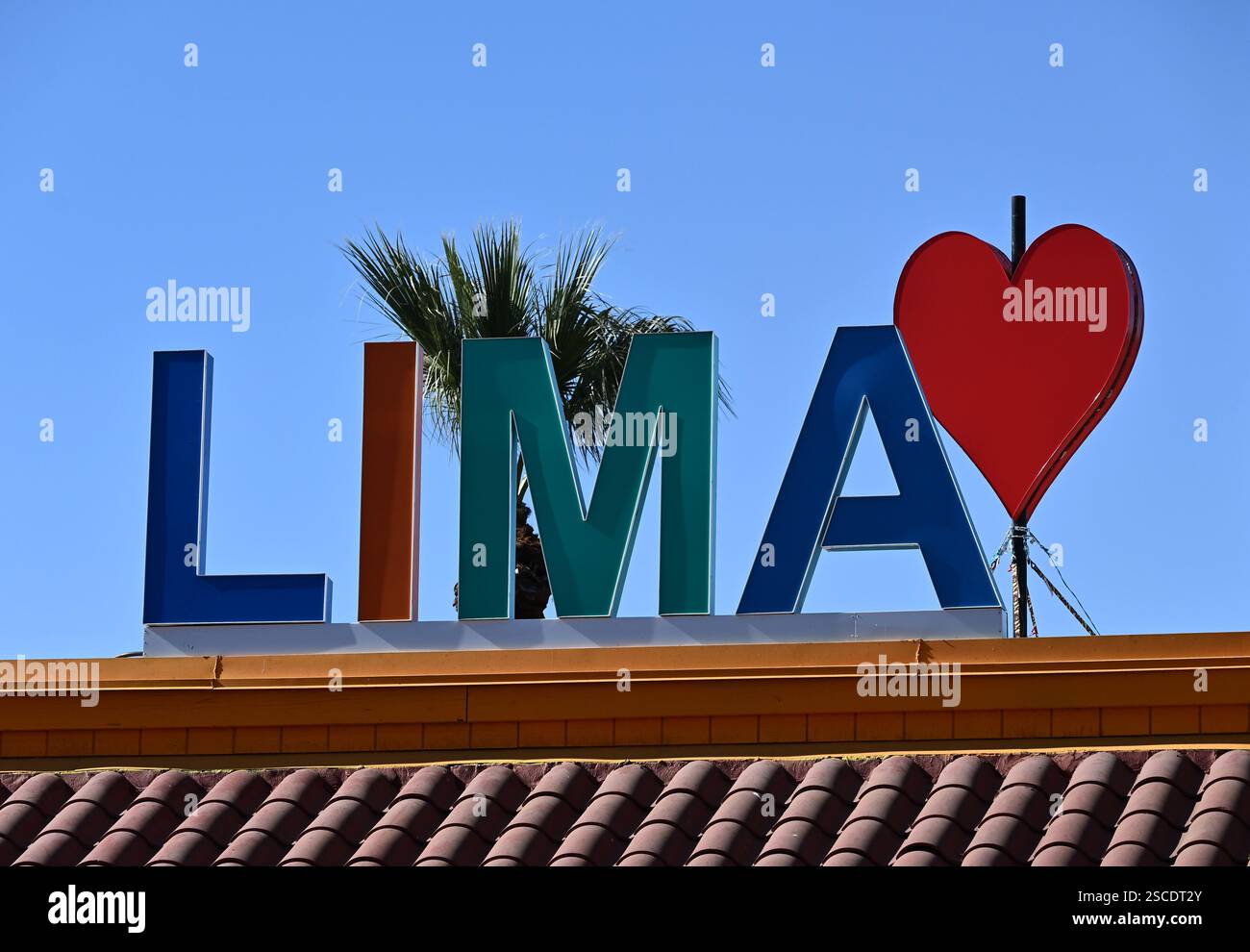 RIVERSIDE, CALIFORNIE - 2 février 2025 : Lima et Heart signent sur le restaurant de cuisine péruvienne El Taco Pollo dans le centre-ville de Riverside. Banque D'Images