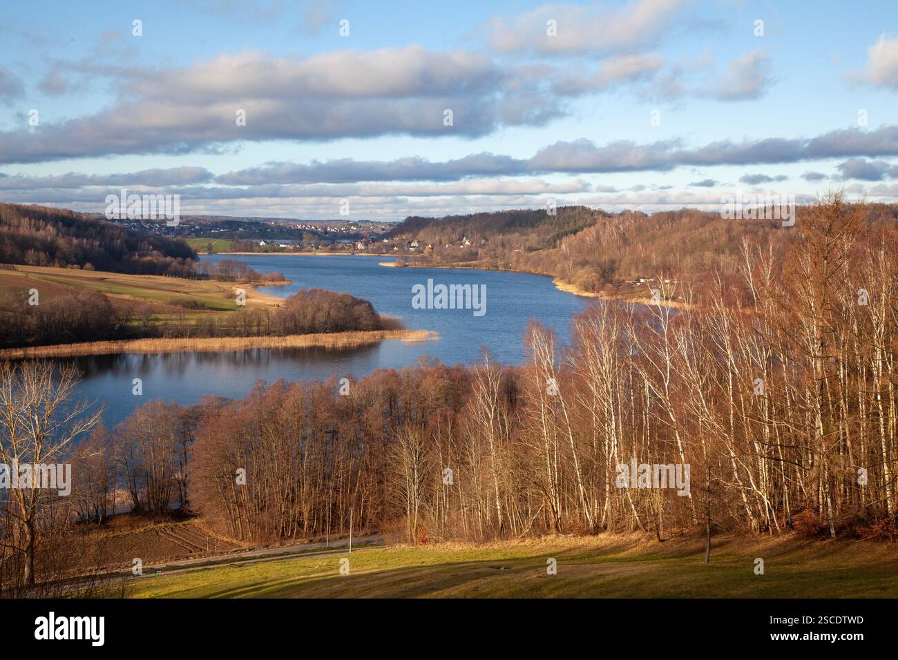 Vue depuis la colline par le moulin à vent à Ręboszewo Wiatrak w Ręboszewie Banque D'Images