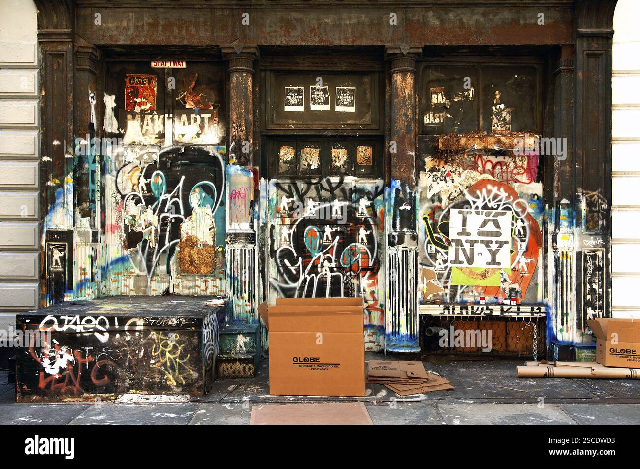 Entrée et fenêtre d'un magasin vacant, Downtown, New York City, USA, Amérique du Nord Banque D'Images