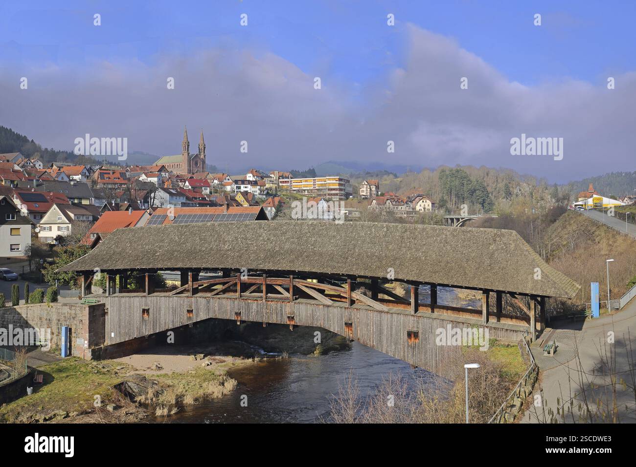 Pont en bois couvert historique sur la rivière Murg et paysage urbain avec église, point de repère, construction en bois, toiture, vallée de Murg, Forbach, Nord B Banque D'Images