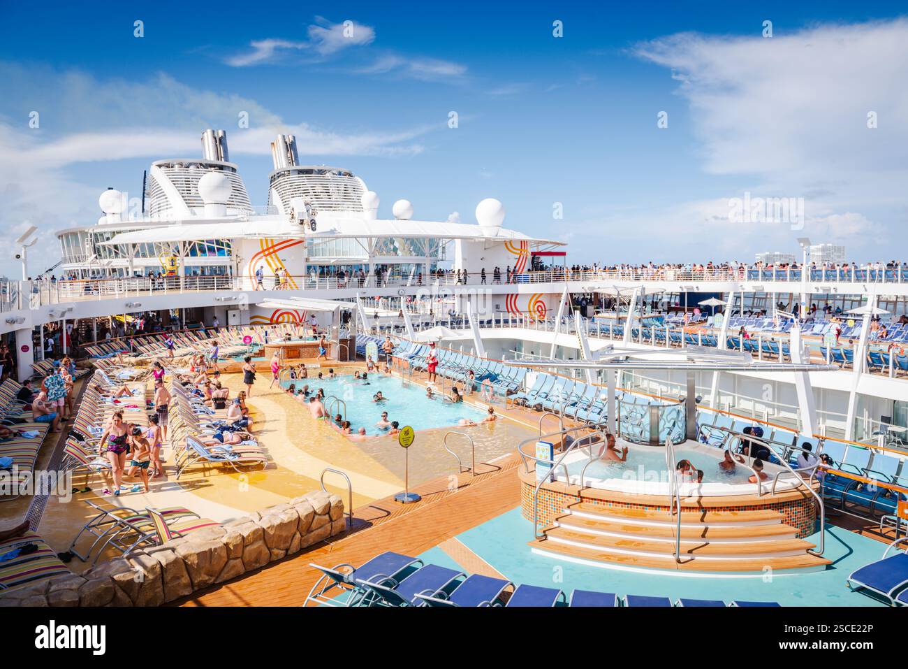 Weston, FL États-Unis - 25 août 2018 : belle piscine et bain à remous à bord d'un méga bateau de croisière, Royal Caribbean Harmony of the Seas. Banque D'Images