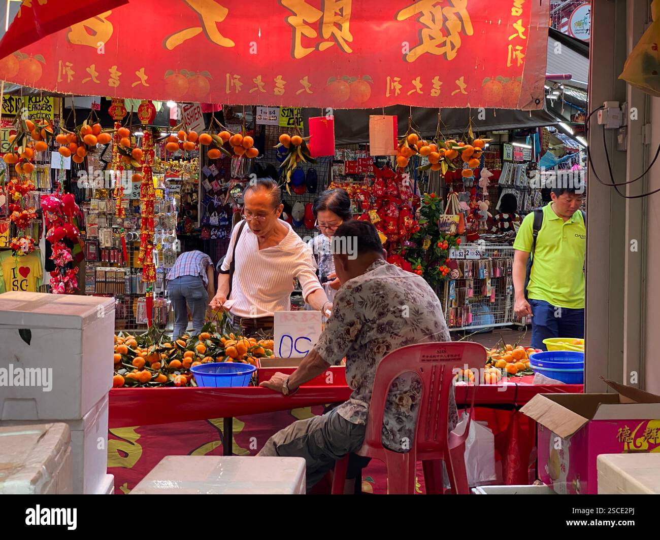 Scène vibrante d'une rue de marché animée à Chinatown, Singapour, rempli de clients et d'étals colorés. Banque D'Images