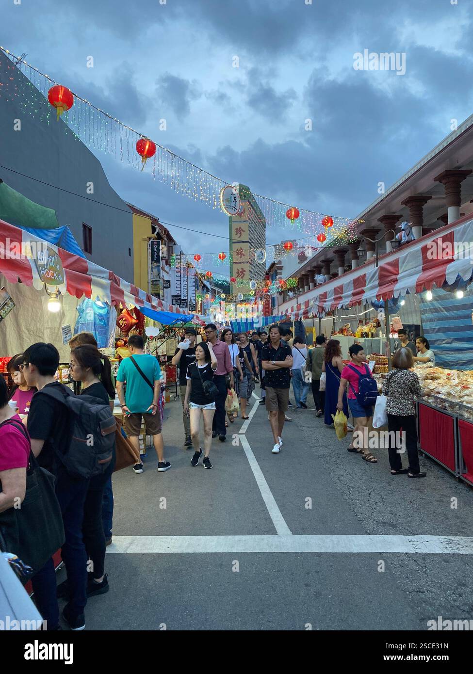 Scène vibrante d'une rue de marché animée à Chinatown, Singapour, rempli de clients et d'étals colorés. Banque D'Images