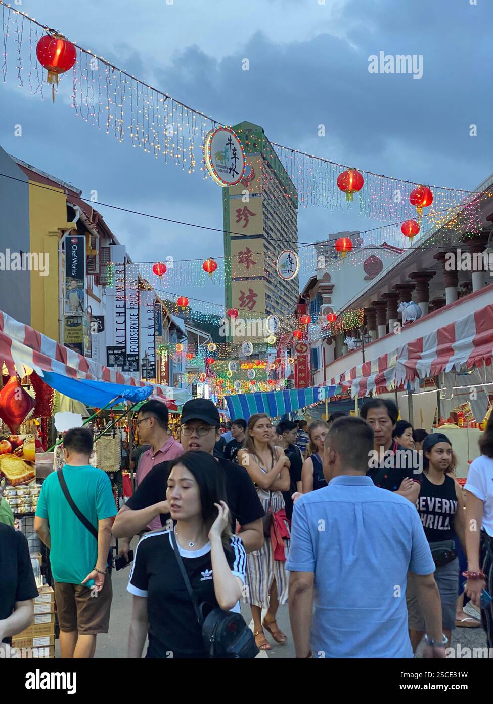 Scène vibrante d'une rue de marché animée à Chinatown, Singapour, rempli de clients et d'étals colorés. Banque D'Images
