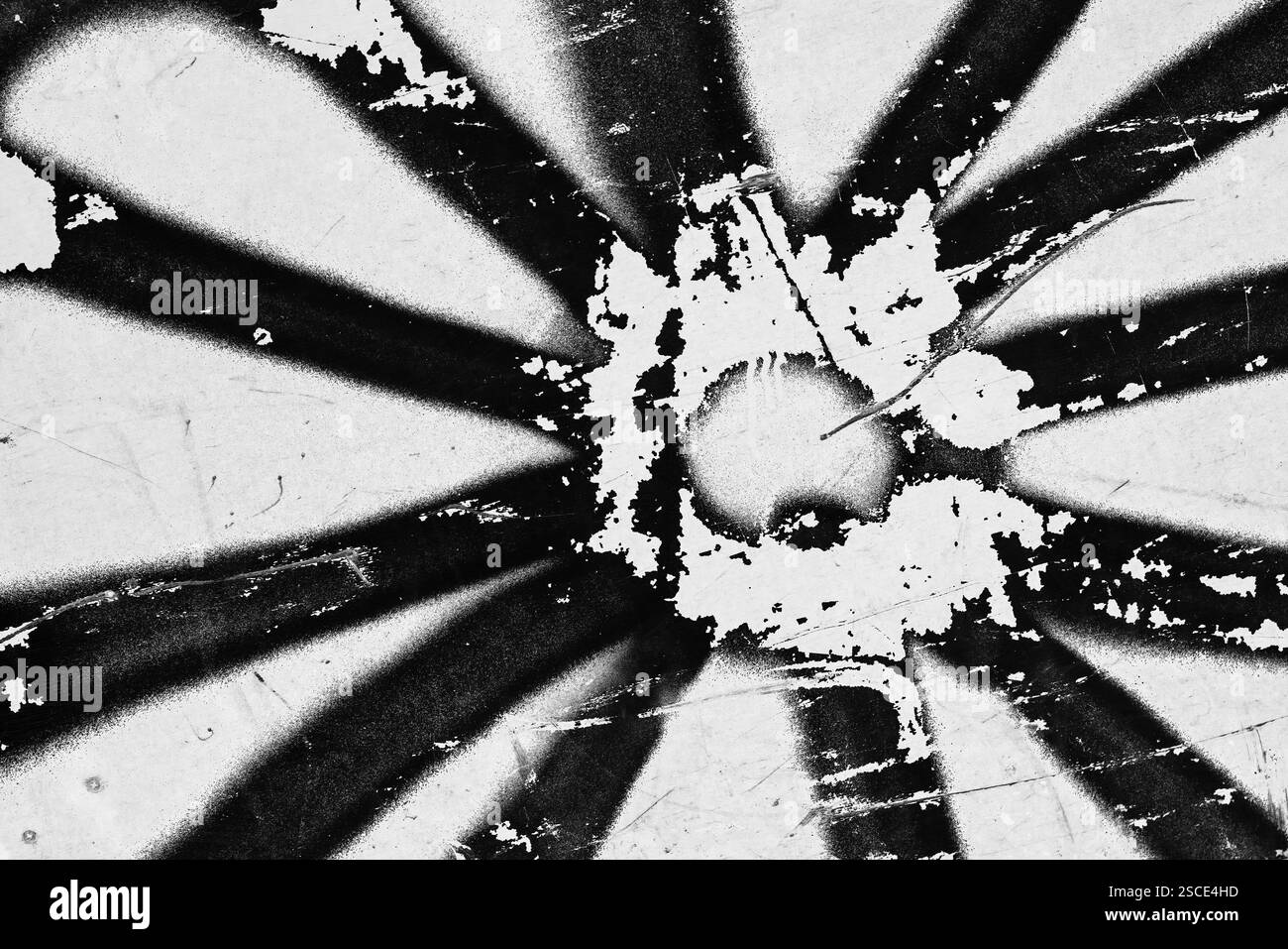 Fragment de graffiti noir et blanc abstrait, mur urbain en métal avec lignes radiales de peinture au pistolet Banque D'Images