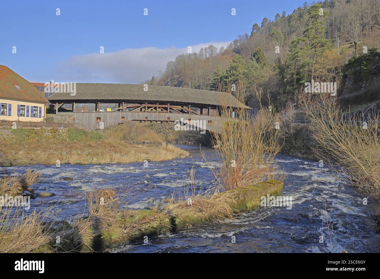 Pont en bois couvert historique sur le Murg, point de repère, construction en bois, toiture, Murg Valley, Forbach, Forêt-Noire du Nord, Forêt-Noire, Baden Banque D'Images