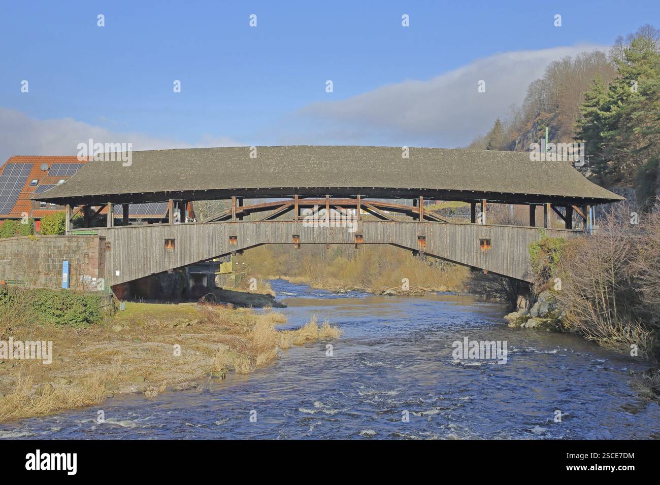 Pont en bois couvert historique sur le Murg, point de repère, construction en bois, toiture, Murg Valley, Forbach, Forêt-Noire du Nord, Forêt-Noire, Baden Banque D'Images