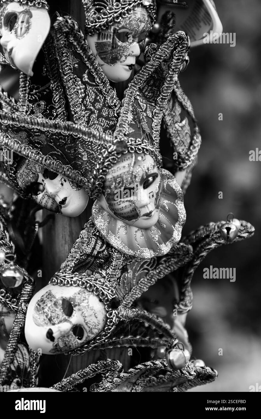 Variété de masques traditionnels vénézuéliens vendus sur un stand de souvenirs à venise, en Italie. Banque D'Images