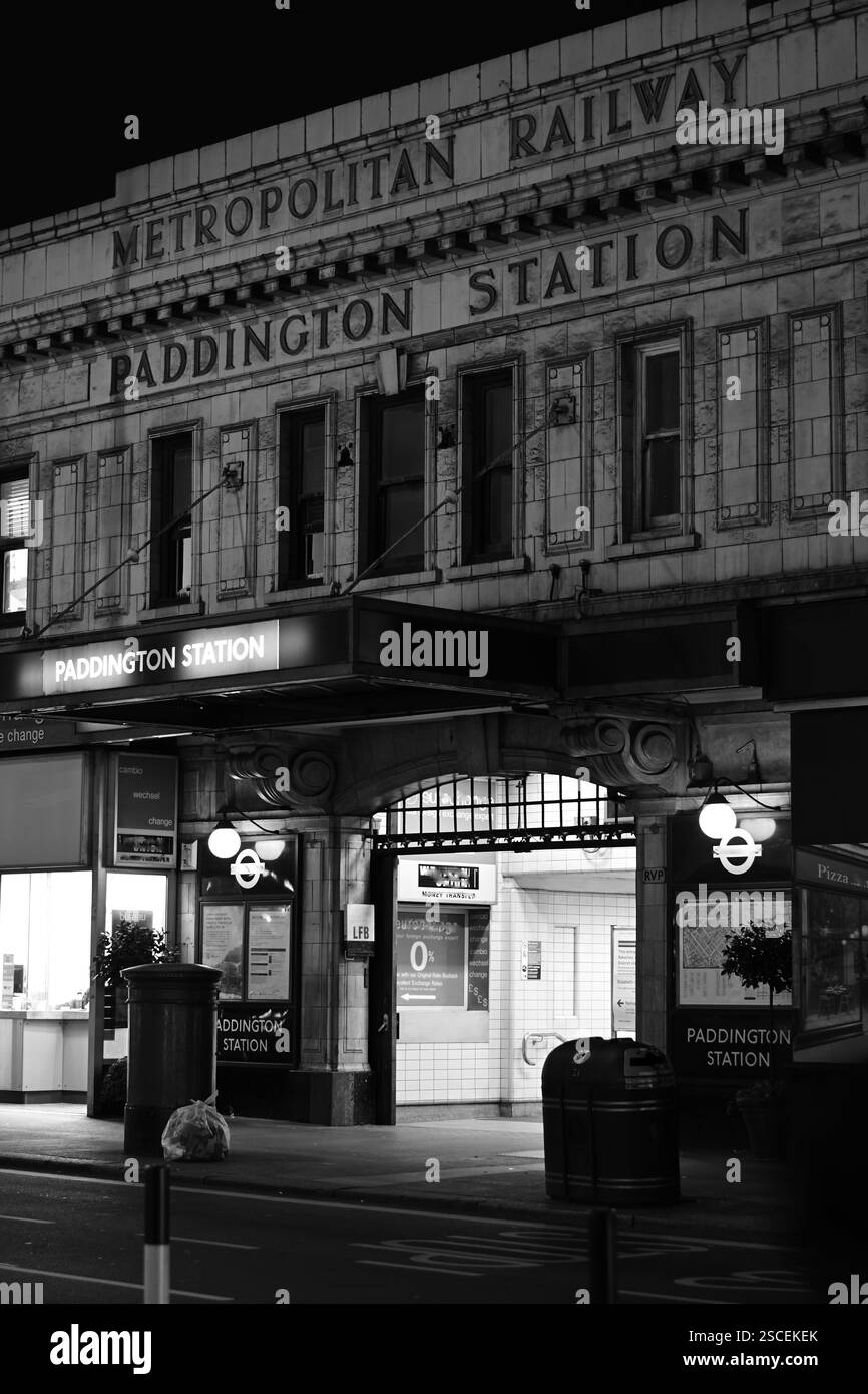 L'entrée du Metropolitan Railway à la gare de Paddington, Londres, photographiée en monochrome la nuit, sans personne. Banque D'Images