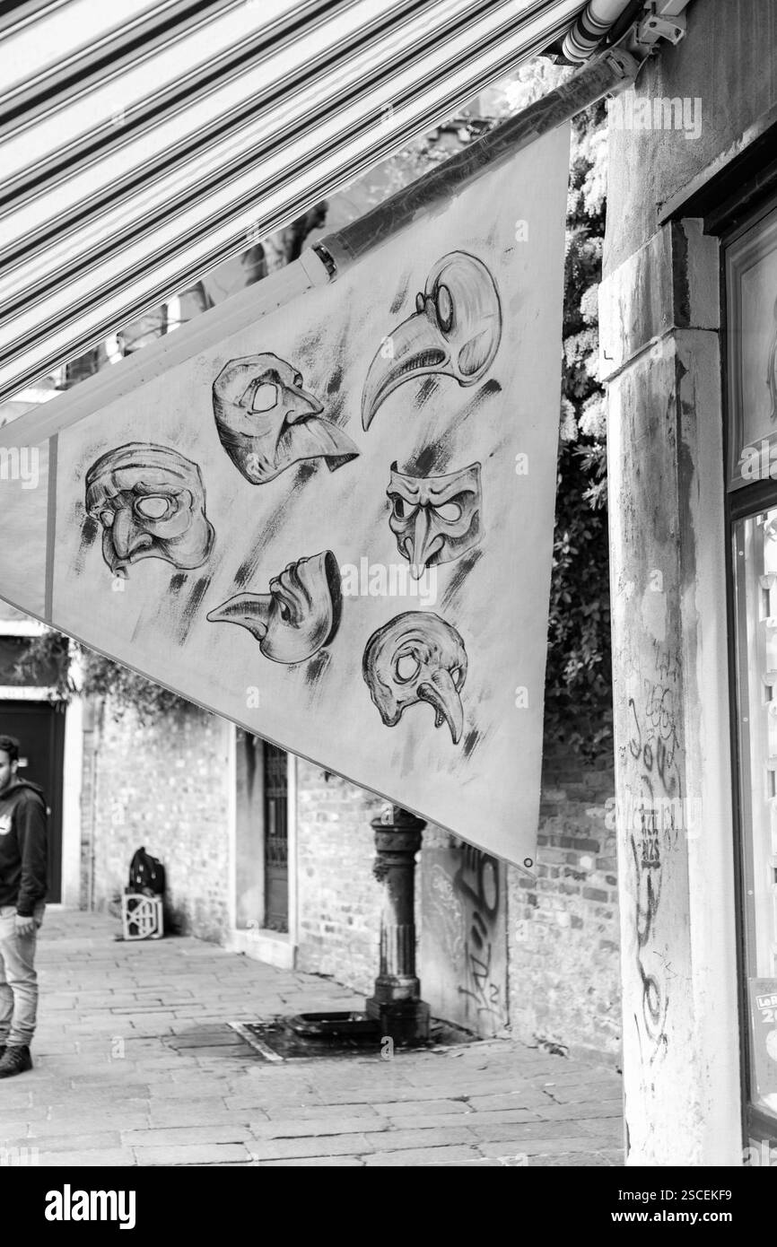 Venise, Italie - 2 avril 2022: Variété de masques traditionnels de Venezian vendus sur un stand de souvenirs à venise, Italie. Banque D'Images